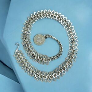 Beautiful gold tone vintage chain-link belt with coin at the end. MEDALLION belt